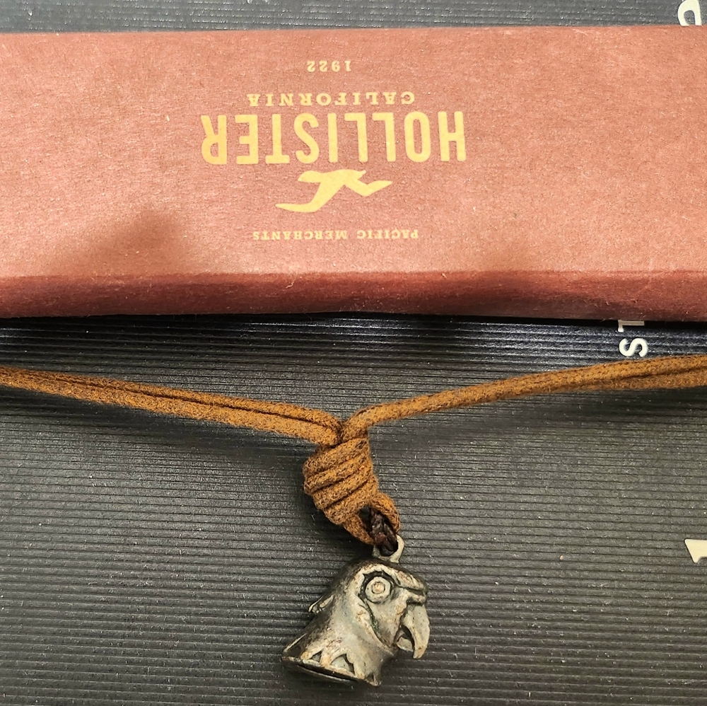 HOLLISTER EAGLE HEAD PENDANT FAUX LEATHER  NECKLACE NWOT